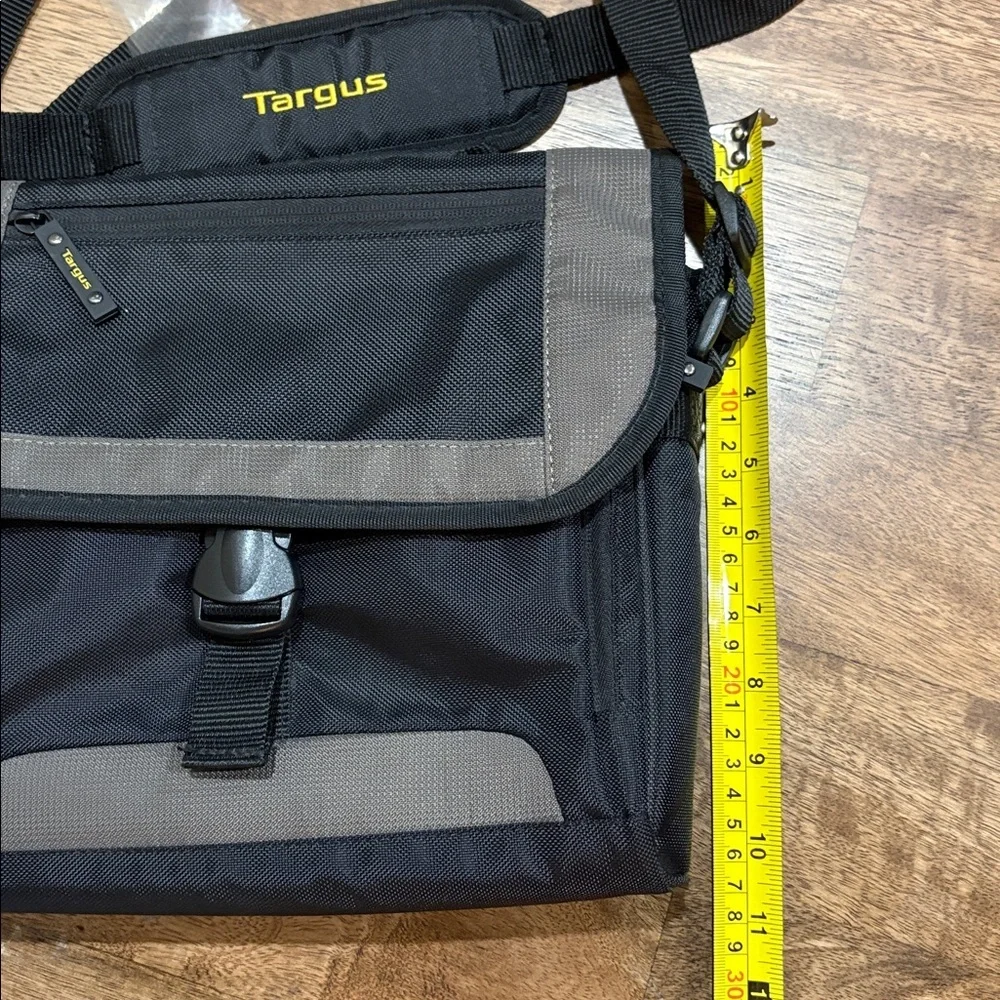 TARGUS BLACK & GREY SMALL MESSENGER BAG, CITY PERSONAL BAG, TABLET BAG